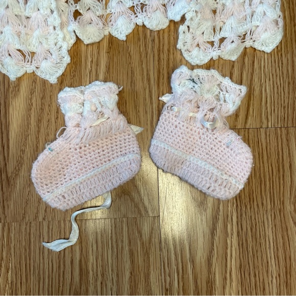 VINTAGE CRADLE KNIT PINK WHITE CROCHET SWEATER AND BOOTIES NEWBORN DOLL - Picture 4 of 8